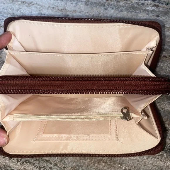 UNIONBAY Cream and Brown Zip Wristlet Wallet (13) - Picture 3 of 9